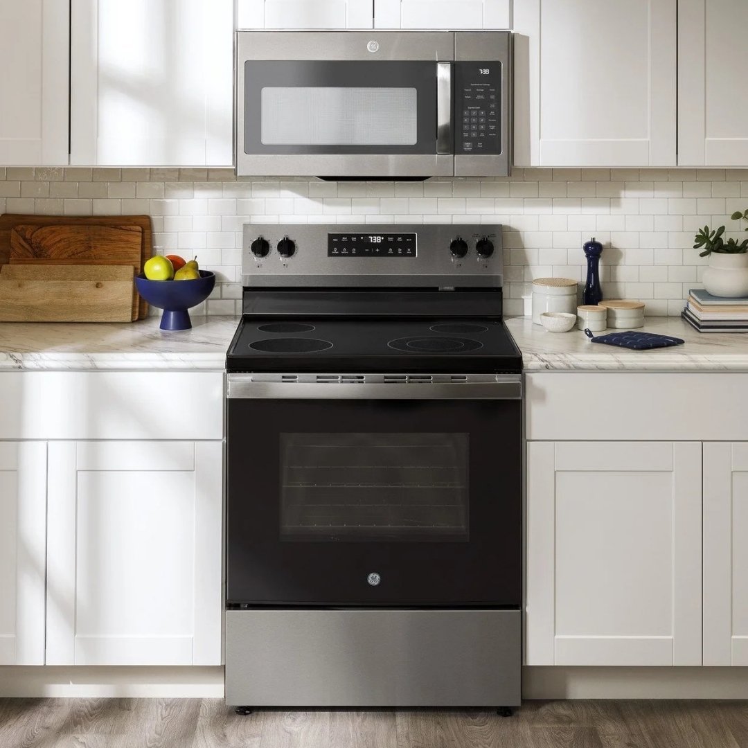 GE 30″ Freestanding Electric Range - image 2