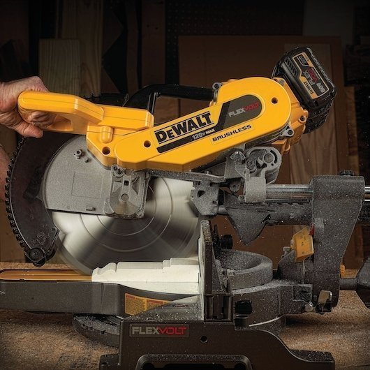 DeWalt FLEXVOLT 12 in 120V MAX Double Bevel Compound Sliding Miter Saw Kit - image 4